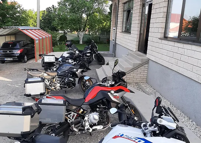 Prenociste Dubravka ليفنو